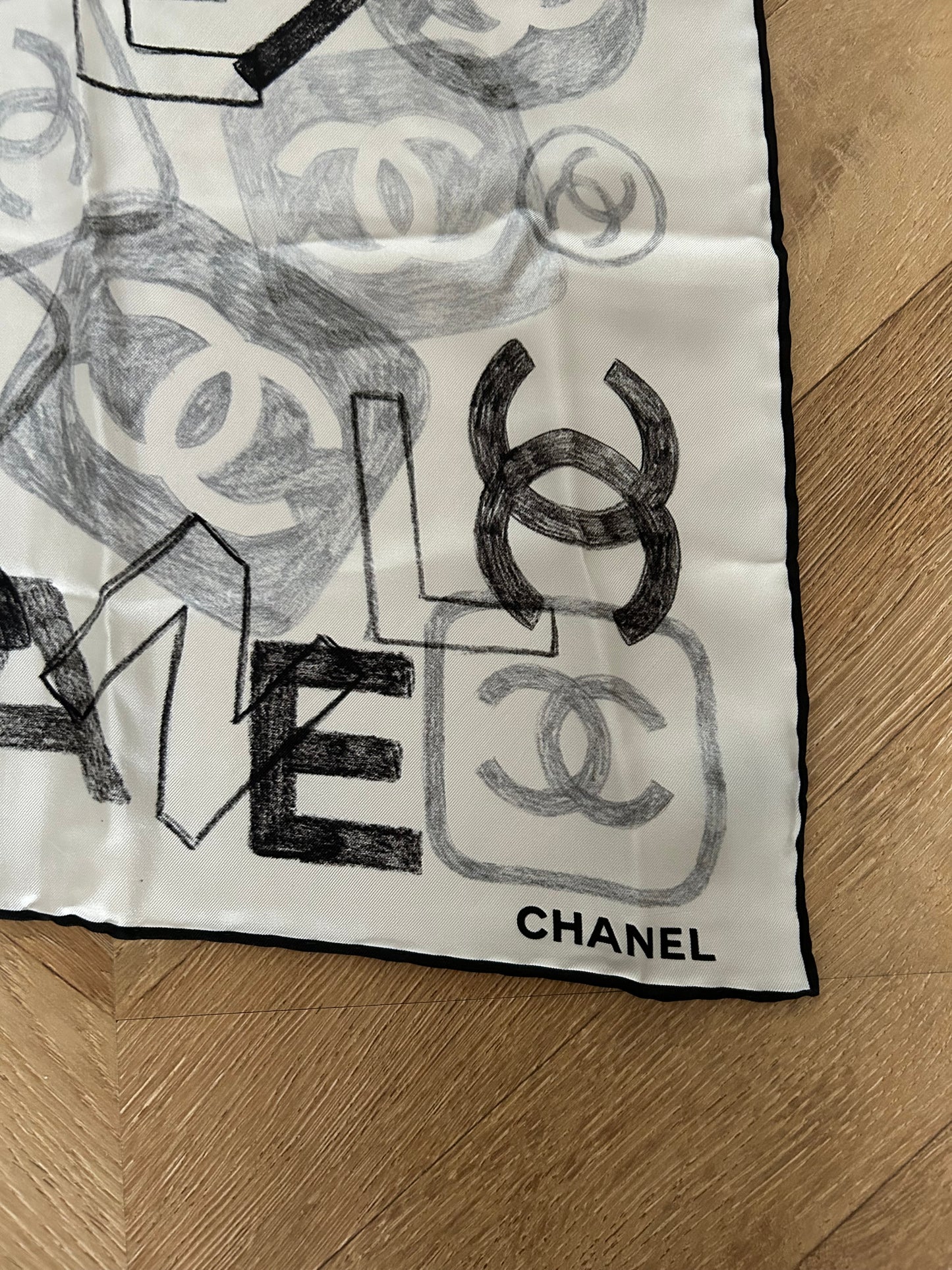 Carré en soie 90cm Chanel