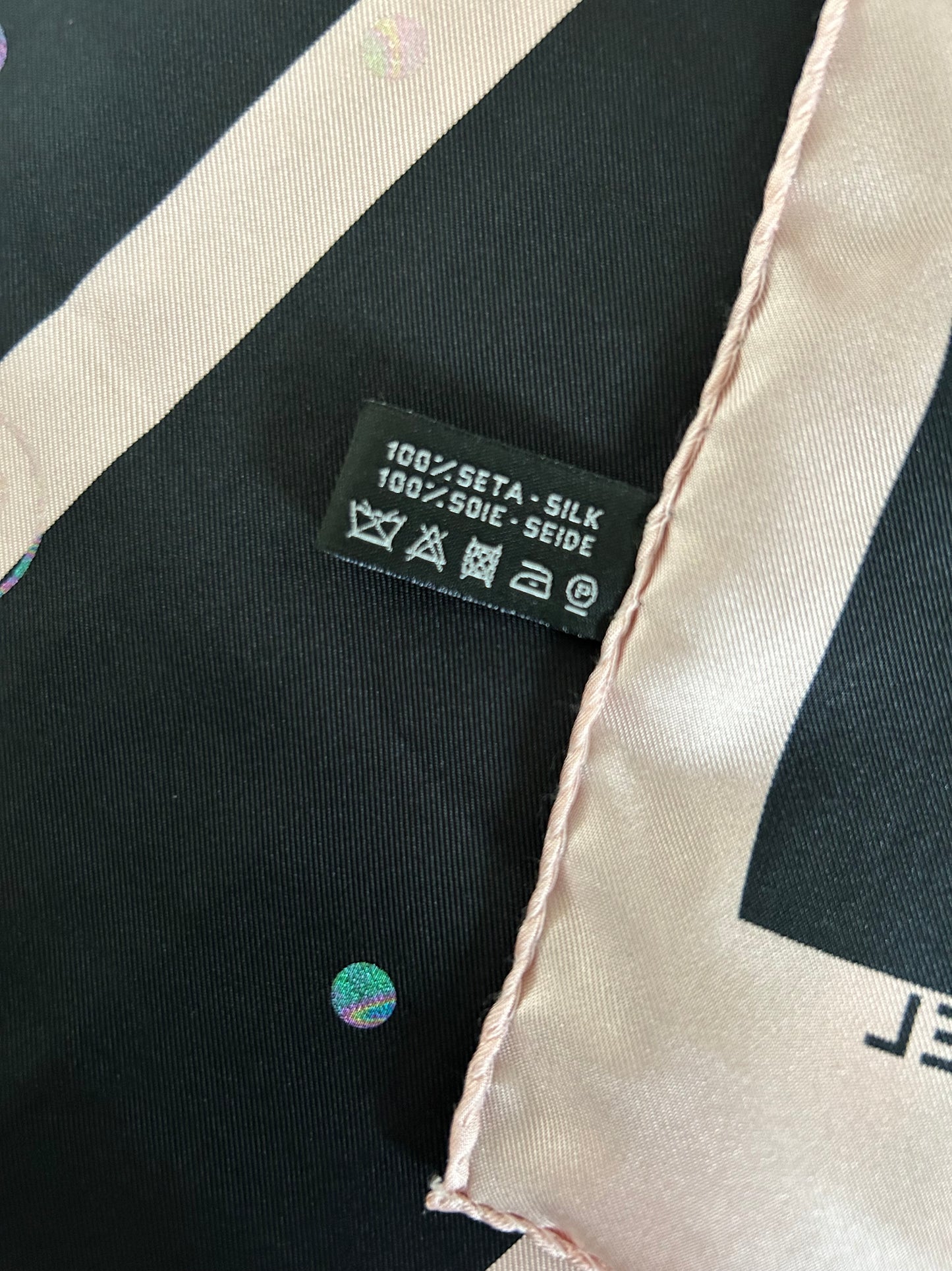 Carré en soie 90cm Chanel