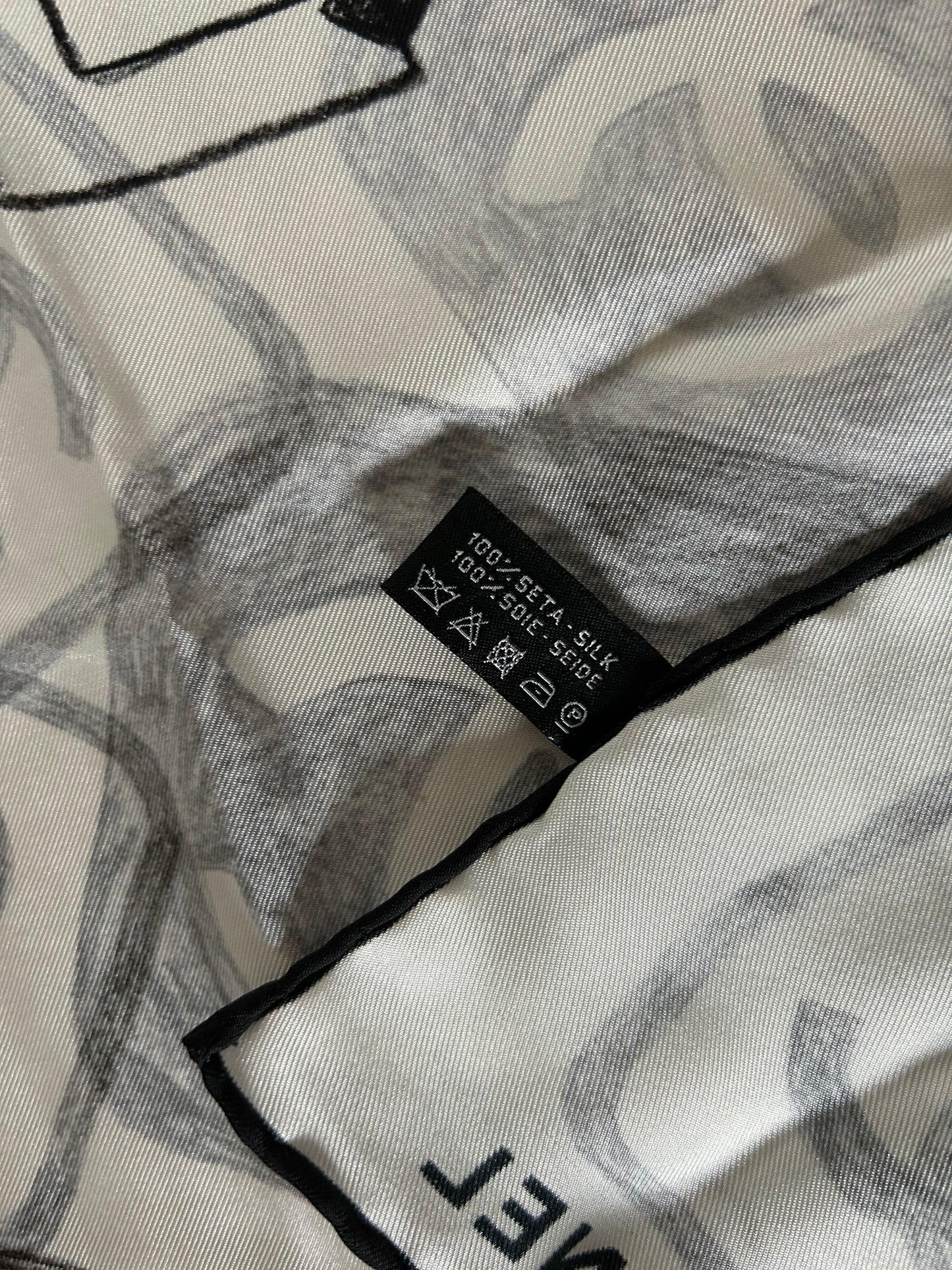 Carré en soie 90cm Chanel