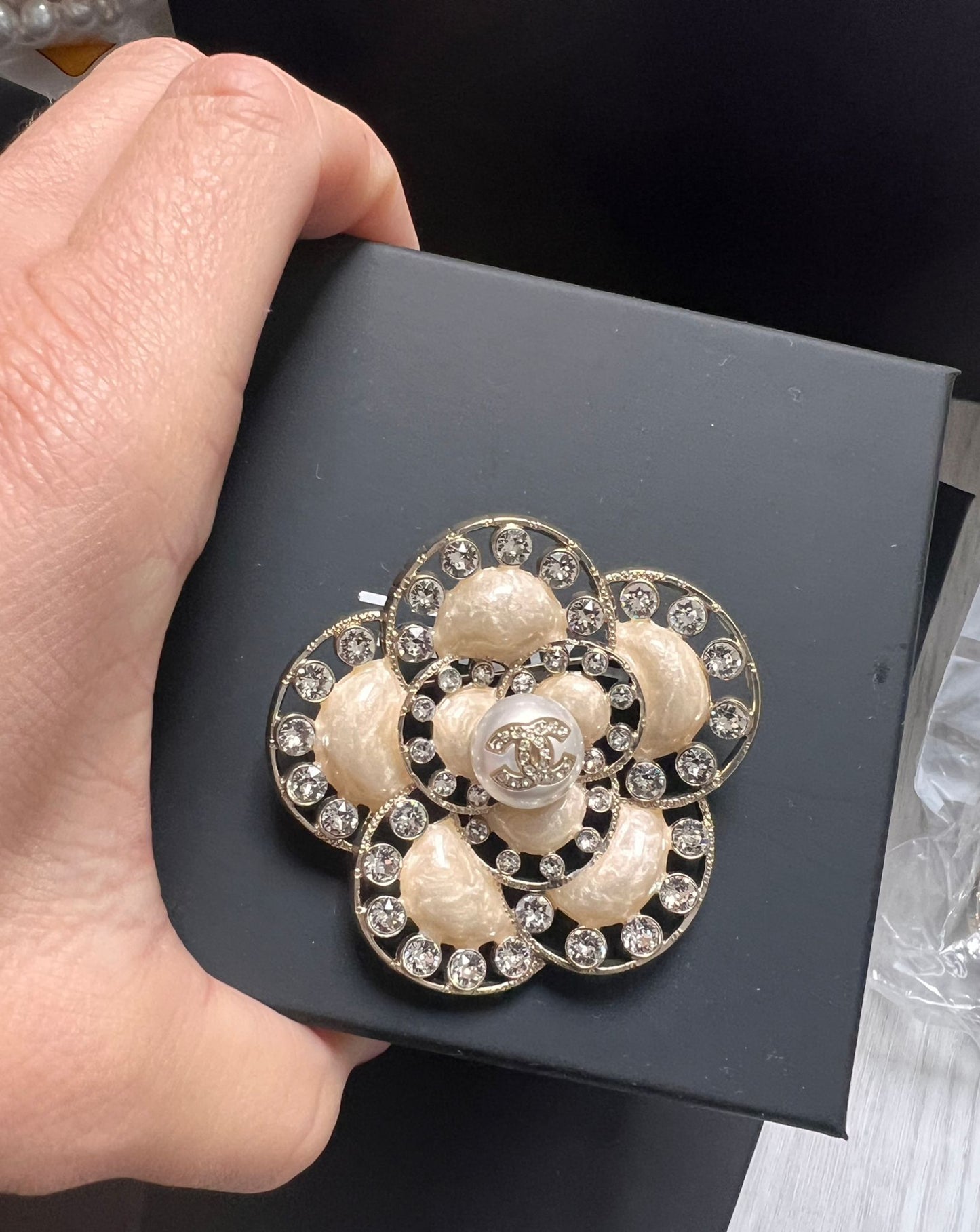 Broche camélia Chanel