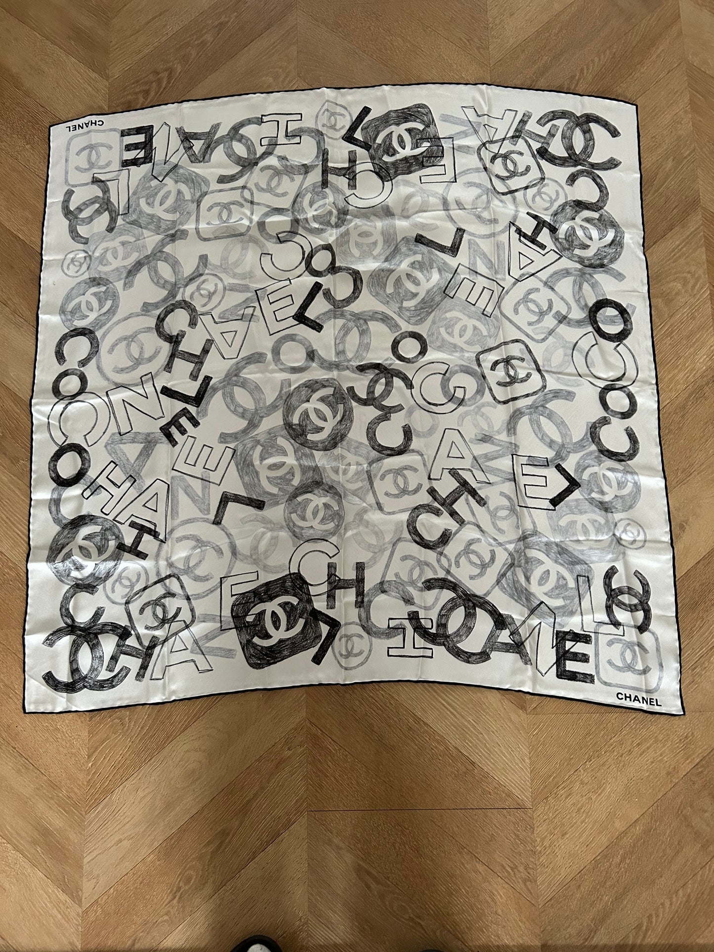 Carré en soie 90cm Chanel