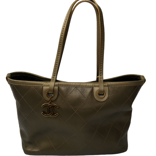 Cabas Chanel en cuir kaki irisé